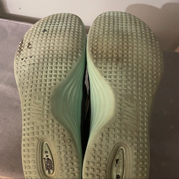 Nike Solarsoft Running :: Women’s Size 6 :: Black/Green - Picture 7 of 7